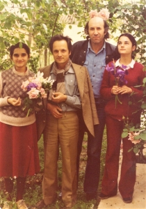 Con su amigo y compañero el pintor Antonio López, Carmen y María López. 1978.