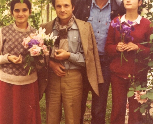 Con su amigo y compañero el pintor Antonio López, Carmen y María López. 1978.