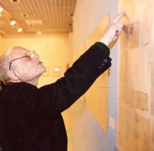 Antonio López in front of one of the panels of notes by Enrique Gran, during the exhibition Viajando entre mundos. Caja Cantabria's Social Work, 2005. Photo José Miguel del Campo.