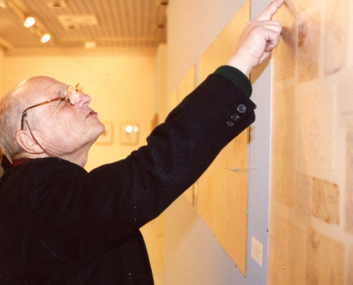 Antonio López ante uno de los paneles de apuntes de Enrique Gran, durante la exposición Viajando entre mundos. Obra Social de Caja Cantabria, 2005. Foto José Miguel del Campo