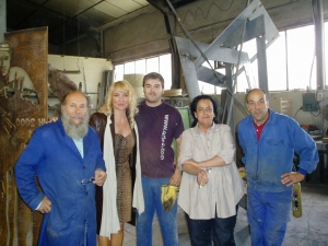 Visita al taller de fundición, encargado de realizar el monumento a Enrique Gran. Personal de la fundición, Gema Soldevilla y Begoña Merino. Madrid, 2009