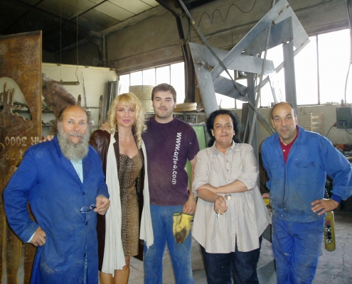 Visita al taller de fundición, encargado de realizar el monumento a Enrique Gran. Personal de la fundición, Gema Soldevilla y Begoña Merino. Madrid, 2009