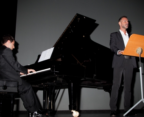 Presentación en el Palacio de Festivales de Santander del documental sobre Enrique Gran "En los brazos de la luz". Interpretan la banda sonora del documental, el barítono David Rubiera y el compositor Hugo Selles. 2013